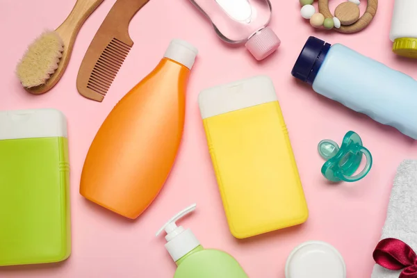 Platte Lay Compositie Met Baby Cosmetische Producten Roze Achtergrond — Stockfoto
