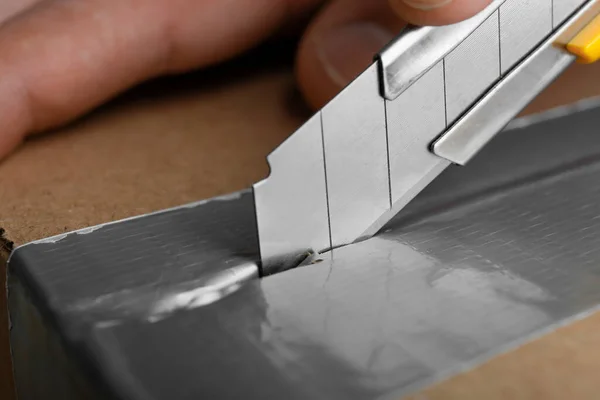 Mężczyzna Używający Noża Otwierania Paczki Zbliżenie — Zdjęcie stockowe
