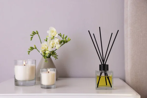 Aromatische Schilfrohr Lufterfrischer Freesia Blumen Und Kerzen Auf Weißem Nachttisch — Stockfoto