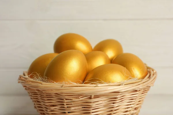 Shiny Golden Eggs Wicker Basket Light Background Closeup — Stock Photo, Image