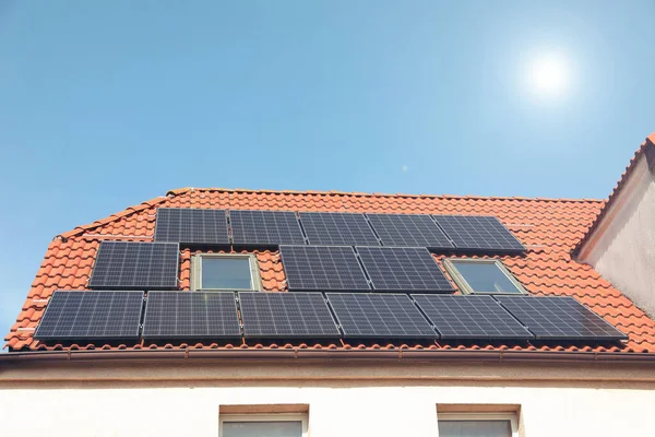 Dům Instalovanými Solárními Panely Střeše Alternativní Energie — Stock fotografie