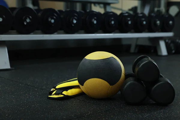 Yellow Medicine Ball Weighting Agents Dumbbells Floor Gym Space Text — стоковое фото