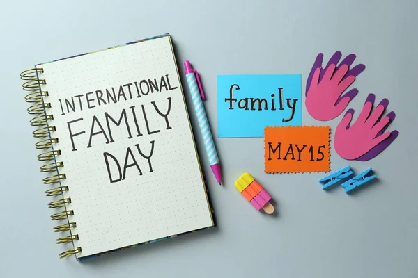 国际家庭日纪念册 浅灰背景的剪纸和文具 — 图库照片