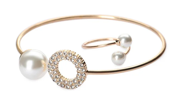 优雅的金手镯和白色背景的珍珠戒指 — 图库照片