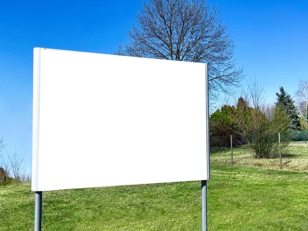 White Blank Signboard Outdoors Sunny Day Mockup Design —  Fotos de Stock