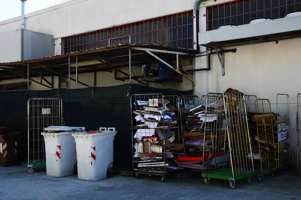 Plastic Trash Bins Bundles Cardboard Industrial Building — Stockfoto