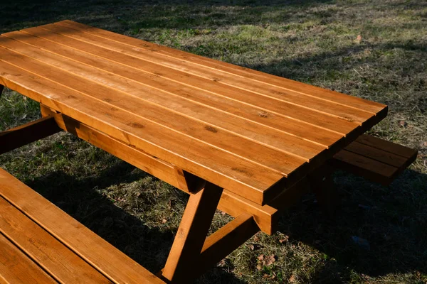 Empty Wooden Picnic Table Benches Park Sunny Day — ストック写真