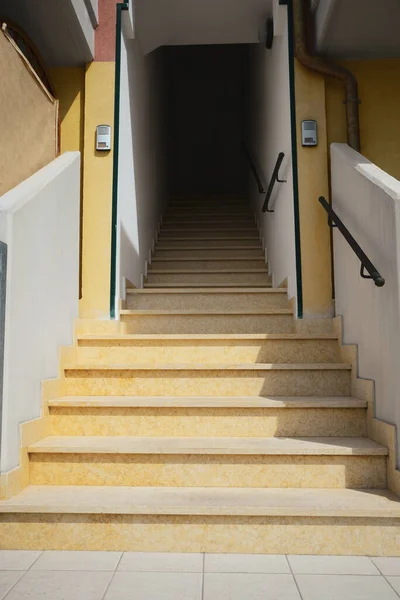 通往室外房屋入口的楼梯 — 图库照片