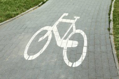 Bisiklet yolu, üzerinde beyaz tabela olan asfalt manzaralı.