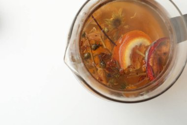 Beyaz arka planda taze demlenmiş bitki çayı, üst manzara. Metin için boşluk