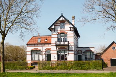 Güneşli bir günde, açık havada güzel bir ev.