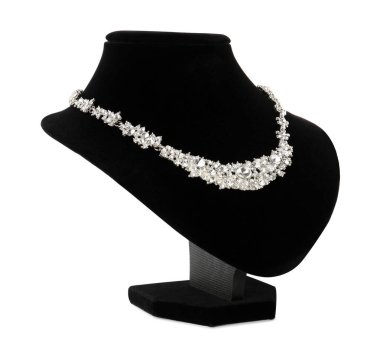 Mücevher baskınında beyaz arka planda değerli taşlar olan şık bir kolye.