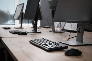 Açık uzay ofisindeki birçok modern bilgisayar, kapalı görünüm