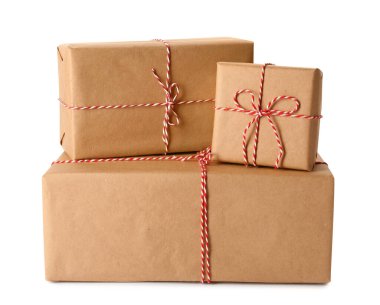 Kraft kağıdına sarılı hediye kutuları ve beyaz arkaplanda yaylar