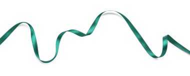 Güzel kurdele beyaza izole edilmiş, üst manzara