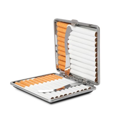 Beyaz sigara izole edilmiş şık bir çanta.