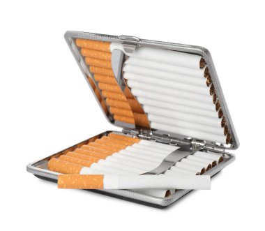 Beyaz sigara izole edilmiş şık bir çanta.