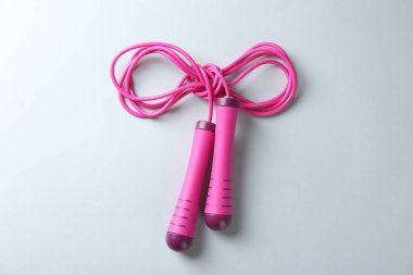 Beyaz arka planda ip atlama, üst manzara. Spor malzemeleri.