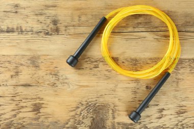 Ahşap masada ip atlamak, üst manzara. Metin için boşluk