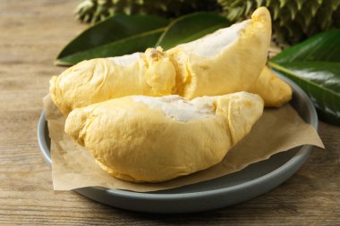 Tahta masada taze olgun durian tabağı.