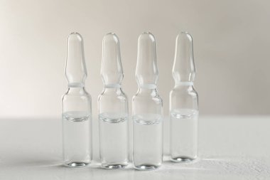 Beyaz masada beyaz arka planda ilaçlı ilaç ampulleri