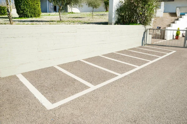 Leere Parkplätze Für Fahrräder Und Motorräder Sonnigen Tagen — Stockfoto