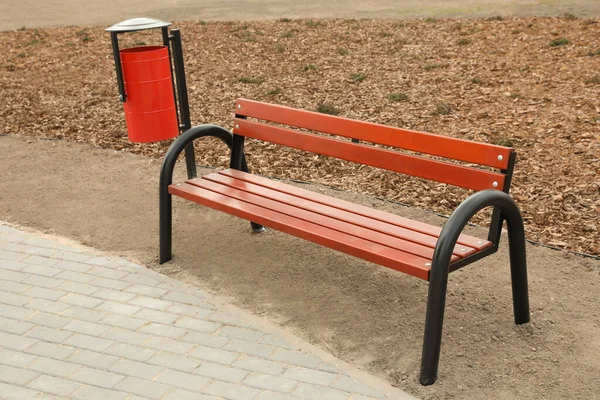 Red Metal Trash Bin Wooden Bench Outdoors — ストック写真