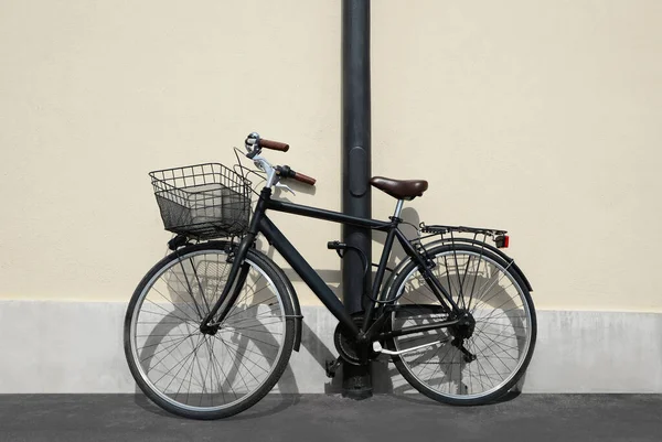 Vintage Bicycle Basket Locked Street Post Outdoors — стоковое фото