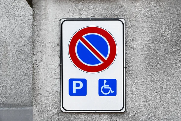 贴上交通标志禁止在户外停车 — 图库照片