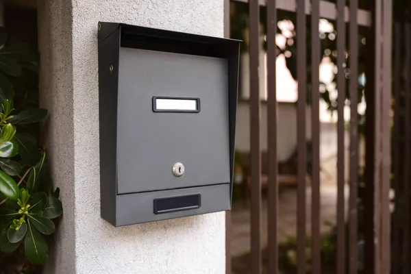 Fekete Fém Postaláda Bejárat Közelében Tavasz Napján — Stock Fotó