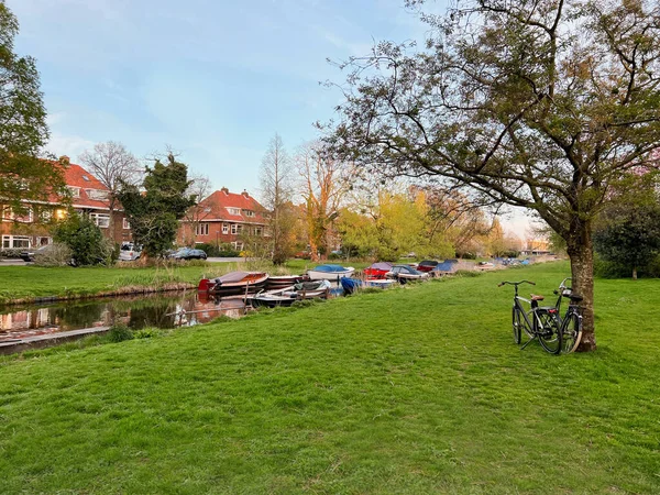 Beautiful View Canal Different Boats Green Lawn — Zdjęcie stockowe