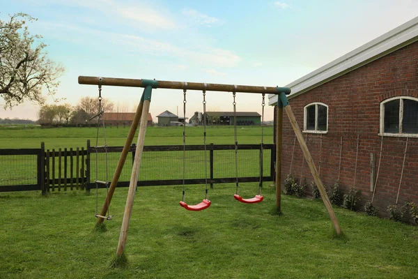 Spacious Backyard Swing Set Early Morning — Stockfoto