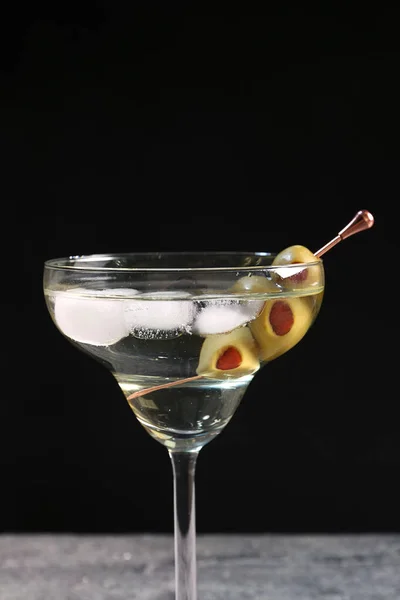 Martini Cocktail Mit Eis Und Oliven Auf Grauem Tisch Vor — Stockfoto