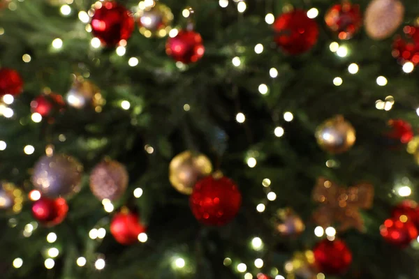美しく飾られたクリスマス ツリー クローズ アップ ビューをぼかします — ストック写真