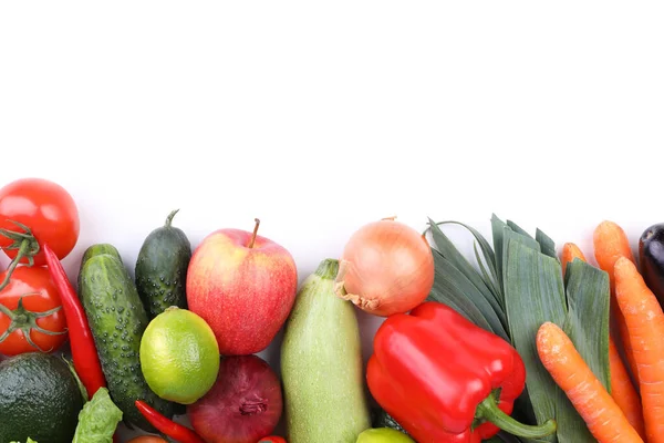 白色背景的新鲜成熟蔬菜和水果堆积如山 — 图库照片