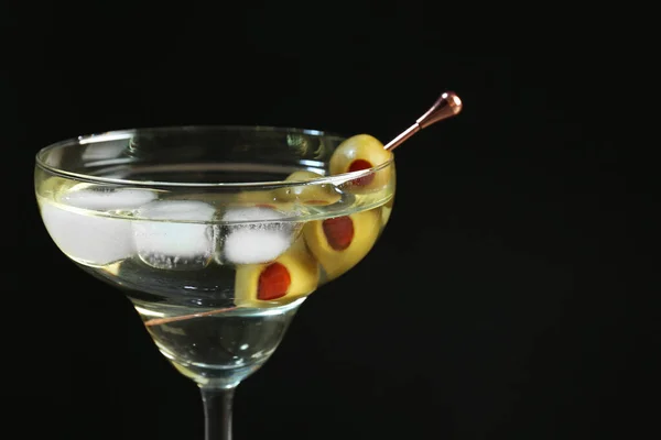 Martini Cocktail Mit Eis Und Oliven Auf Dunklem Hintergrund Nahaufnahme — Stockfoto