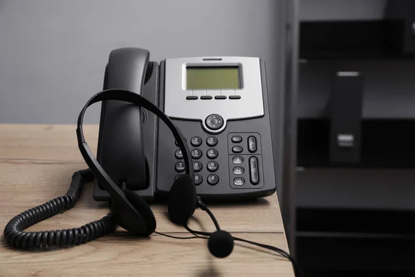 Stationaire Telefoon Headset Houten Bureau Binnen Hotline Dienst — Stockfoto