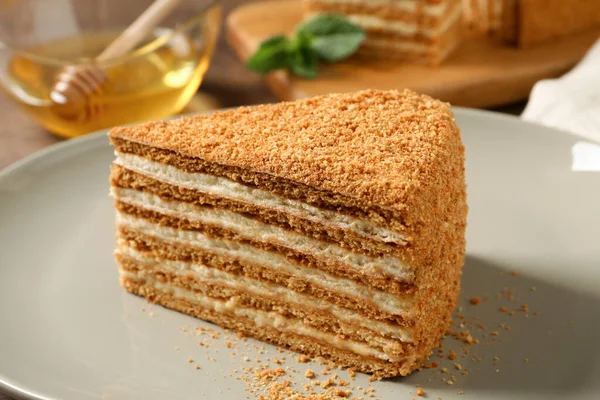 Кусок Вкусного Слоистого Медового Торта Тарелке Крупный План — стоковое фото
