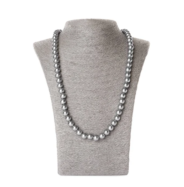 白色背景珠宝胸围上的时髦珍珠项链 — 图库照片
