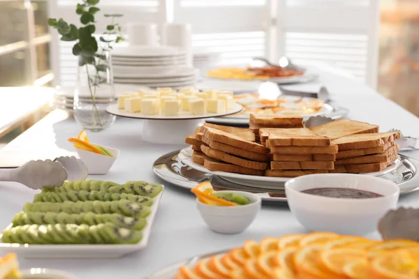 Čisté Nádobí Různé Pokrmy Snídani Bílém Stole Uvnitř Bufetová Služba — Stock fotografie