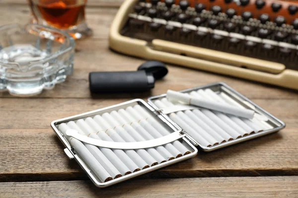 Open Kast Met Tabaksfilter Sigaretten Aansteker Bij Vintage Schrijfmachine Houten — Stockfoto