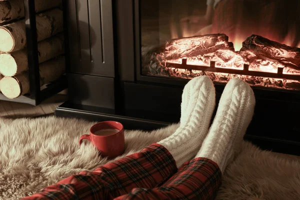 Frau Stricksocken Kamin Hause Nahaufnahme Der Beine — Stockfoto