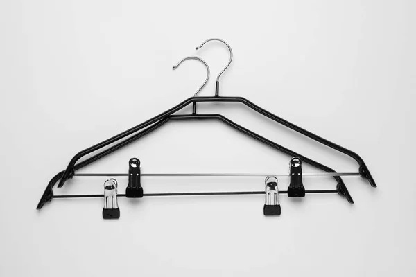 Lege Hangers Met Clips Lichtgrijze Ondergrond Vlak Gelegd — Stockfoto