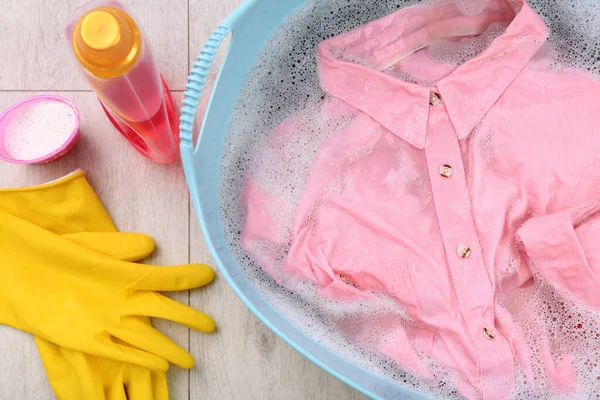 Camisa Rosa Lavabo Polvo Guantes Botella Detergente Suelo Plano Laico — Foto de Stock