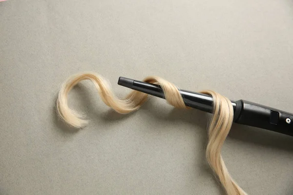 Modern Clipless Curling Iron Blonde Hair Lock Grey Background Top —  Fotos de Stock