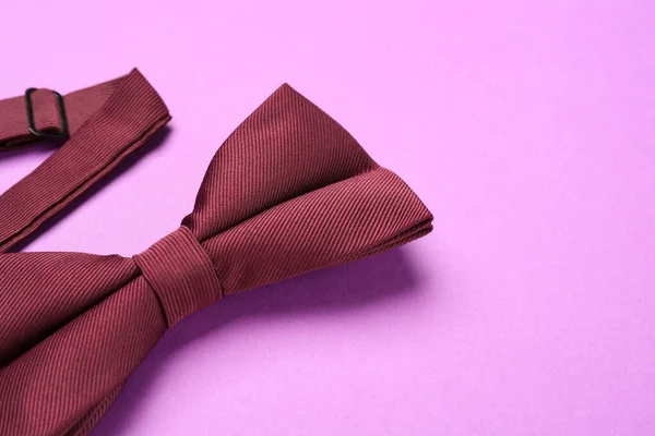 Borgonha Elegante Laço Fundo Violeta Close Espaço Para Texto — Fotografia de Stock