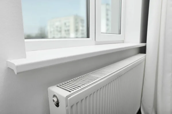 Radiador Moderno Bajo Ventana Casa Sistema Calefacción Central —  Fotos de Stock