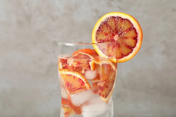 Deliciosa Bebida Refrescante Con Naranja Siciliana Sobre Fondo Beige Primer —  Fotos de Stock