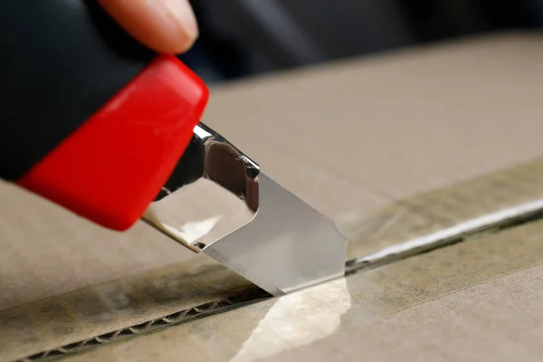 Man Using Utility Knife Open Parcel Closeup — Fotografia de Stock