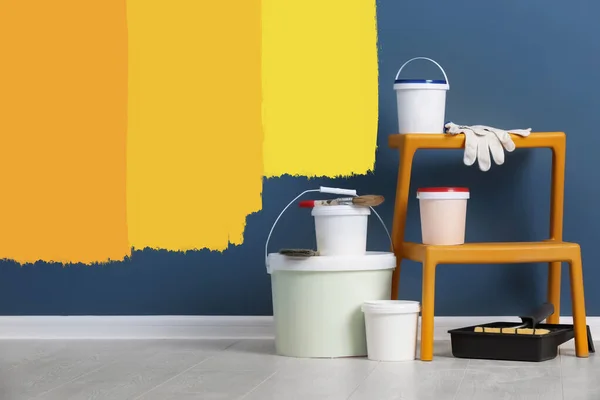 Zestaw Narzędziami Ozdobna Malować Podłodze Pobliżu Kolor Ściany — Zdjęcie stockowe